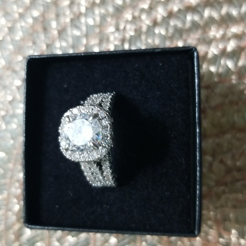 Beautiful Silvertone crystal ring size 8